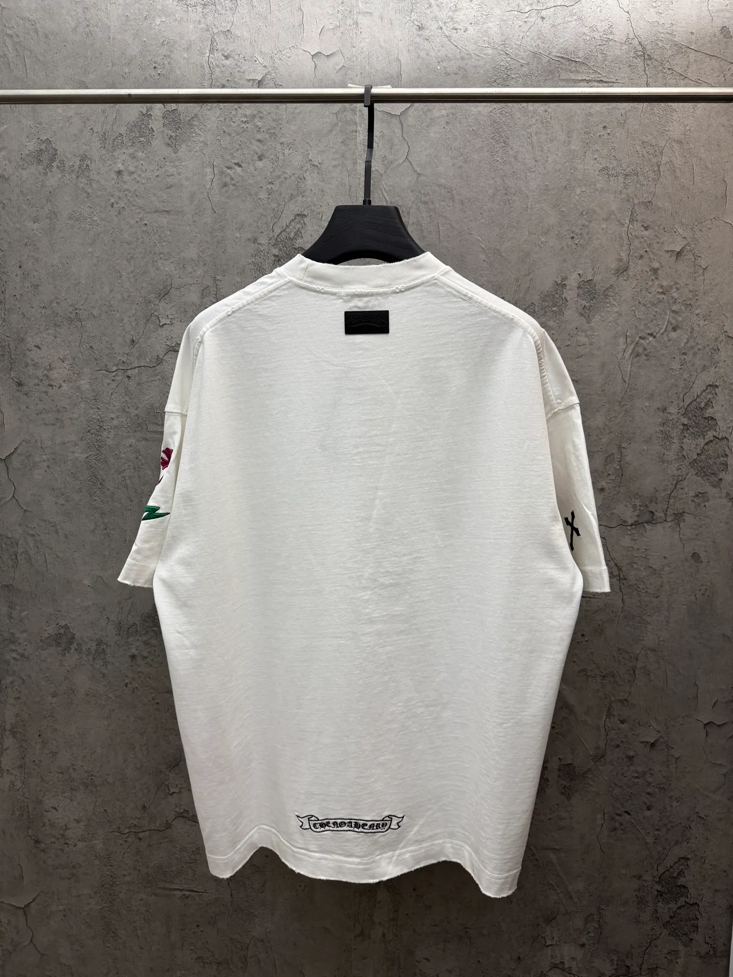 P240 top version, real shot without P, ​​different from market currency) 𝗖𝗵𝗿𝗼𝗺𝗲 𝗛𝗲𝗮𝗿𝘁𝘀/Cro Heart 2026 Spring New Original Single Counter American Color Thread Embroidery Couple Short Sleeves 👑The highest version! Customized fabric 320 grams, best-selling model at the counter, very comfortable to wear. Accessories: original molded and authenticated collar label ➕ 100% silk wash water label. Genuine purchase-grade original hangtag➕matching hanging rope➕3D hanging beads➕original packaging bag. Craftsmanship: The original version has consistent wiring! The highest version of the armhole matching technique! Color: White Black Size: S M L XL Style No.: 5211